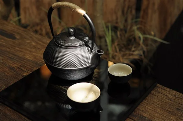 庭の水景DIY、300ドル以下でも可能？知っておきたい音の効果と5分でできるメンテナンス方法